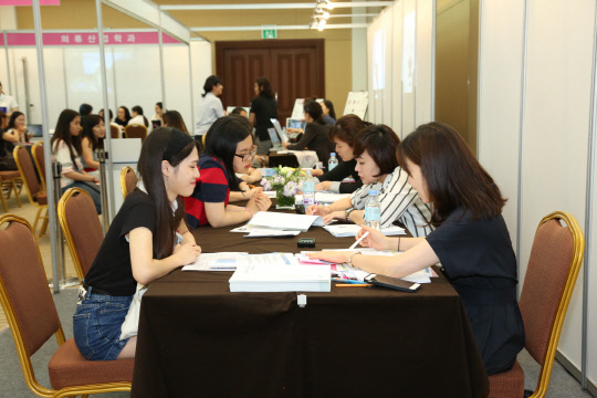 성신여대는 2017학년도부터 지식서비스공대를 신설하고 생활과학대학을 두 개의 단과대학(헬스 앤 웰니스 칼리지, 뷰티생활산업국제대학)으로 확대 개편한다. 신설되는 지식서비스공대의 프라임 학과(융합보안공학과, 서비스·디자인공학과, 바이오식품공학과, 바이오생명공학과, 청정융합에너지공학과)의 정원 내 전형 신입생 전원에게는 4년간 수업료의 반액을 장학금으로 지급한다. 프라인 진로진학콘서트 설명회 모습. 성신여대 제공